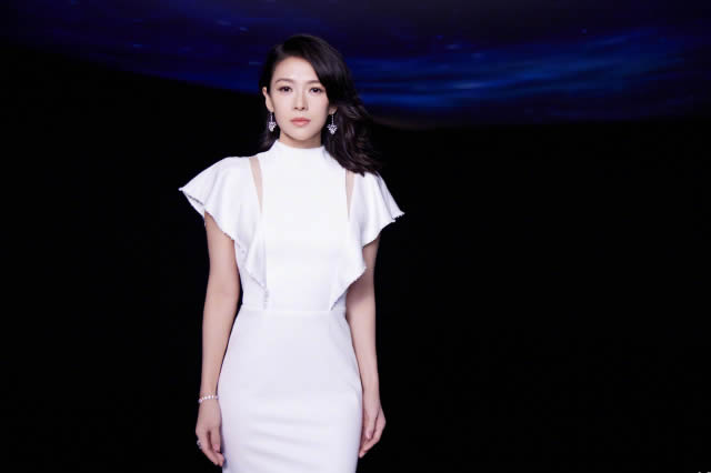 娜娜长发白裙,腰粗,被指怀孕,连三个女孩都怕被婆家生出来