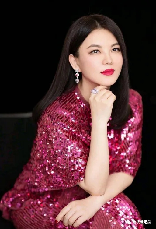 台湾演员郭品超时隔34年回到山东老家寻亲,在泰山上与家人合影