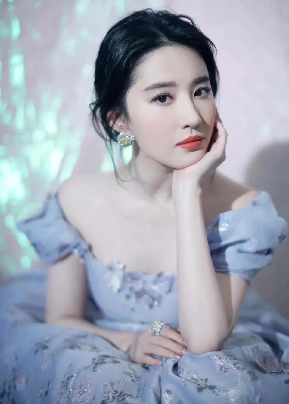 这位上世纪80年代走红的女演员靠出卖美貌赚了76万元,1992年被枪毙